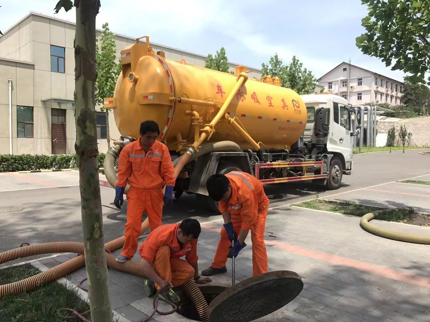 海林管道疏通车停在窨井附近