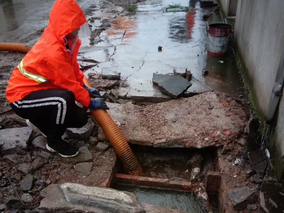 海林专业清理污水池 炜誉市政以规范流程守护城市 “肠道”